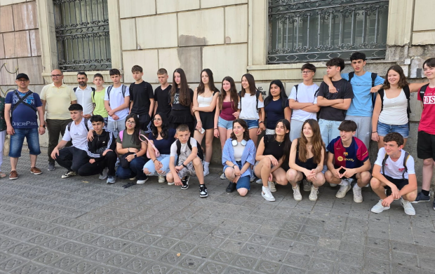 Zdjęcie grupowe uczni&oacute;w z&nbsp;wycieczki