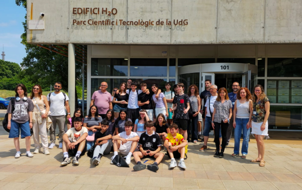 Zdjęcie grupowe uczni&oacute;w przed budynkiem EDIFCI H2O Parc Cientific i&nbsp;Tecnologic de la UdG
