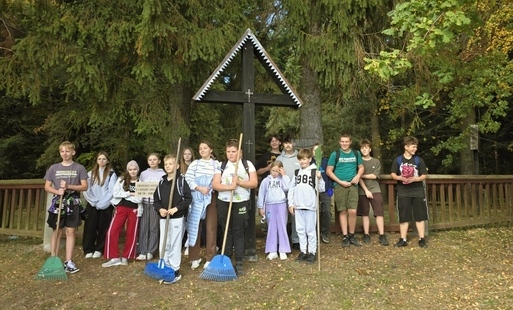 Zdjęcie do Porządkowanie cmentarza wojennego